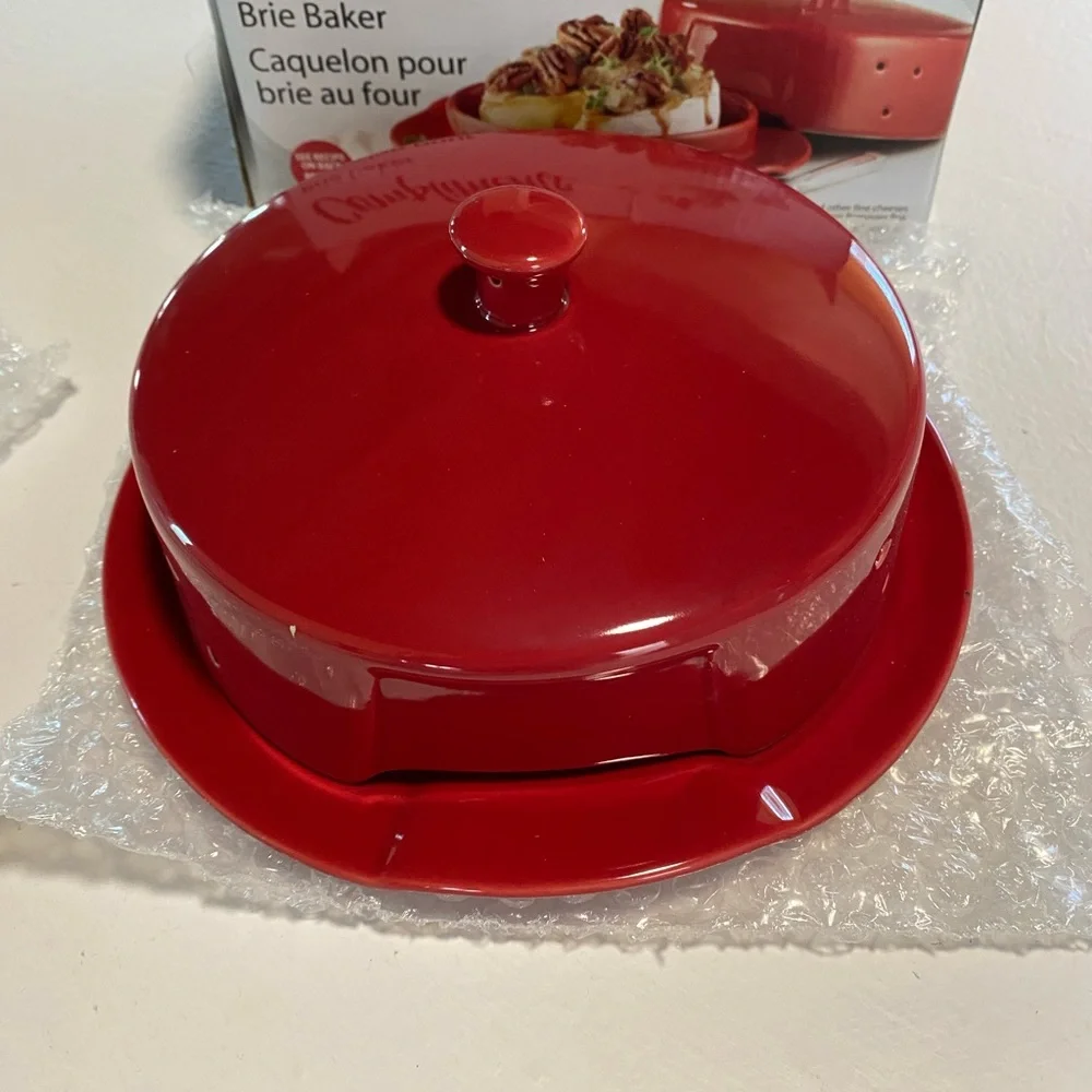 NEW IN BOX COMPLEMENTS Red Brie Baker w/Lid and Original Wrapping Plate and Top - Picture 6 of 6